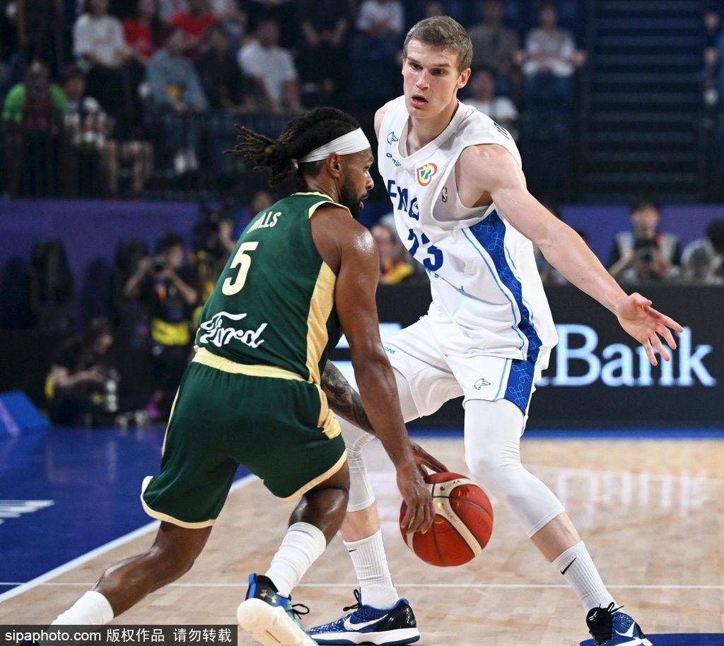战报莫兰特复出34+8送压哨绝杀!灰熊24分神逆转鹈鹕NBA新赛季常规赛继续进行，孟菲斯灰熊队（7胜19负）翻盘终止连败。